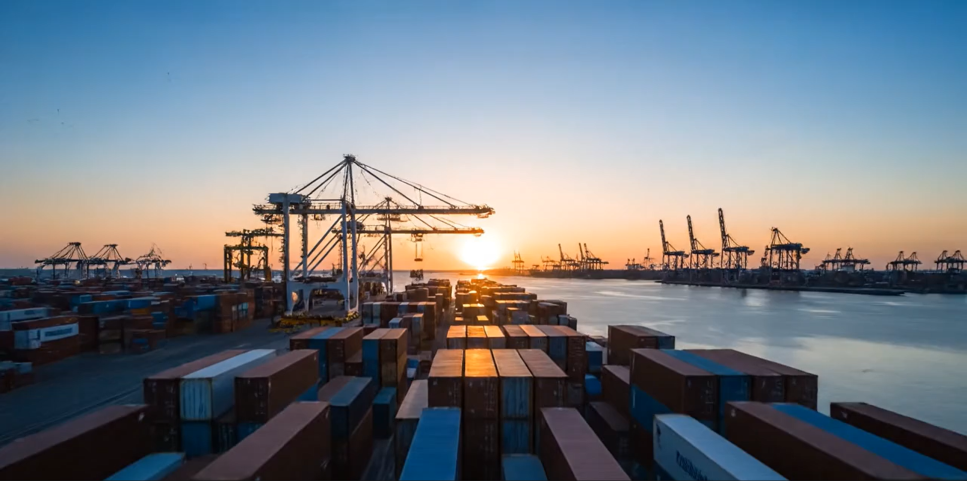 Regner Hero Background